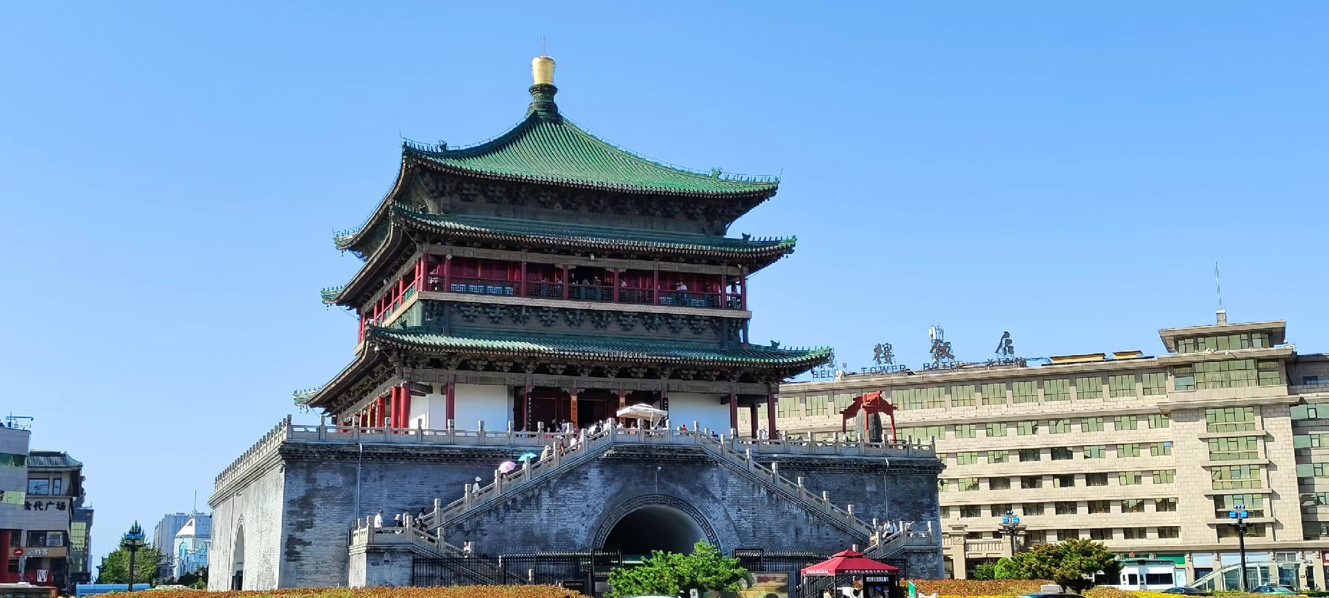 西安是國務院公布的首批國家歷史文化名城，有西周、秦、西漢、唐等在內的13個朝代在此建都，是世界四大古都之一，中國古都學會認定的中國建都朝代最多、帝都歷史最長的古都。曾經作為中國首都和政治、經濟、文化中心長達1100多年。旅游景點有秦始皇兵馬俑博物館、大雁塔、陜西歷史博物館、華清池景區、碑林博物館等