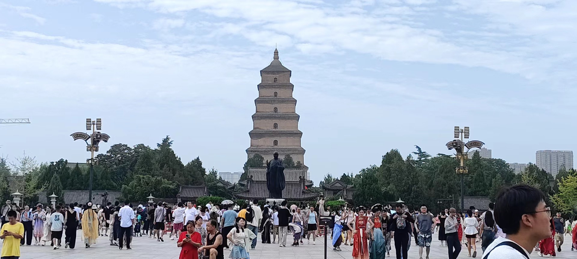 西安是國務院公布的首批國家歷史文化名城，有西周、秦、西漢、唐等在內的13個朝代在此建都，是世界四大古都之一，中國古都學會認定的中國建都朝代最多、帝都歷史最長的古都。曾經作為中國首都和政治、經濟、文化中心長達1100多年。旅游景點有秦始皇兵馬俑博物館、大雁塔、陜西歷史博物館、華清池景區、碑林博物館等
