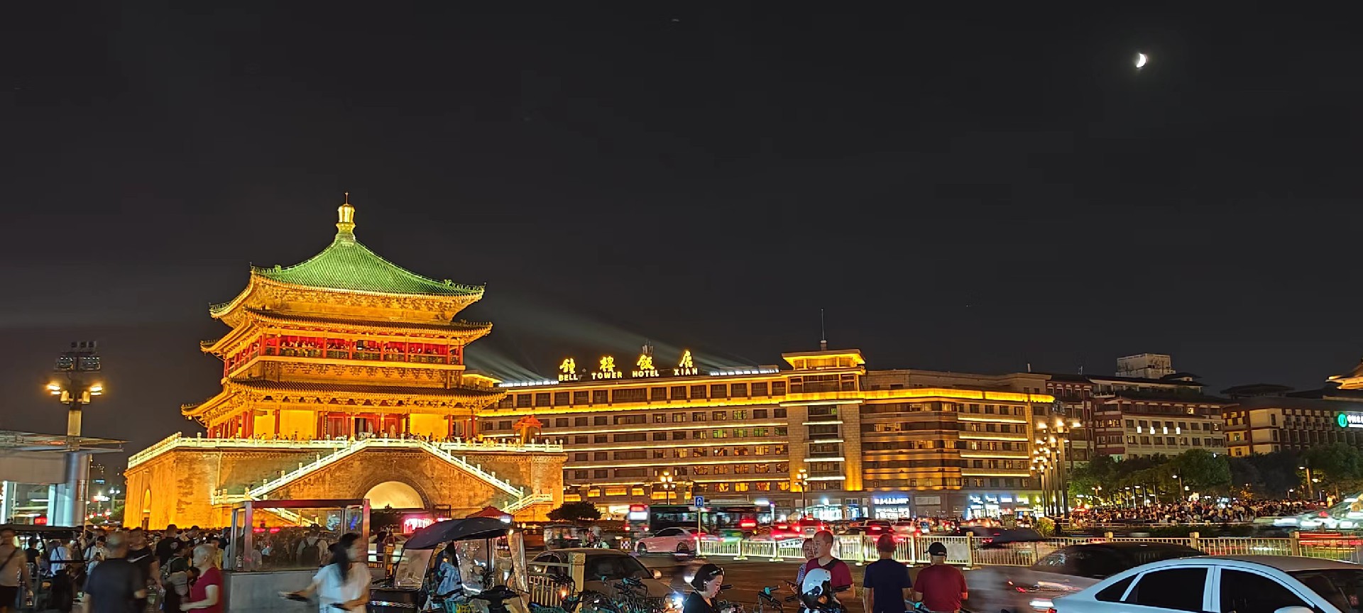 西安是國務院公布的首批國家歷史文化名城，有西周、秦、西漢、唐等在內的13個朝代在此建都，是世界四大古都之一，中國古都學會認定的中國建都朝代最多、帝都歷史最長的古都。曾經作為中國首都和政治、經濟、文化中心長達1100多年。旅游景點有秦始皇兵馬俑博物館、大雁塔、陜西歷史博物館、華清池景區、碑林博物館等