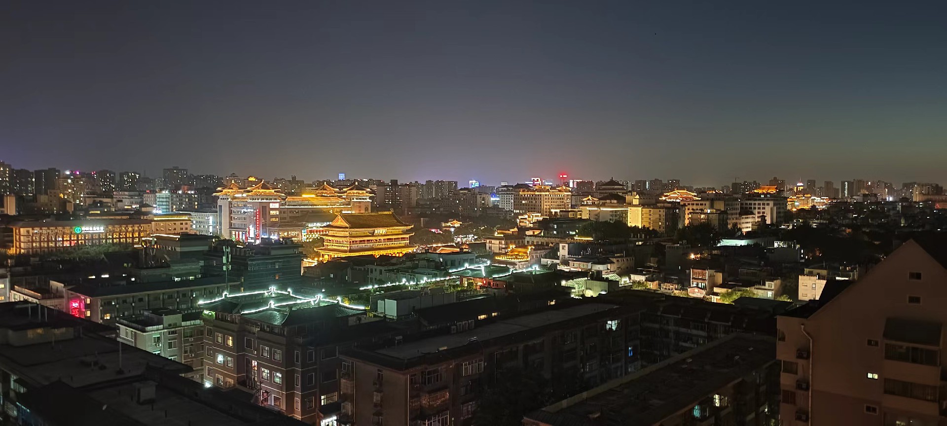 西安是國務院公布的首批國家歷史文化名城，有西周、秦、西漢、唐等在內的13個朝代在此建都，是世界四大古都之一，中國古都學會認定的中國建都朝代最多、帝都歷史最長的古都。曾經作為中國首都和政治、經濟、文化中心長達1100多年。旅游景點有秦始皇兵馬俑博物館、大雁塔、陜西歷史博物館、華清池景區、碑林博物館等