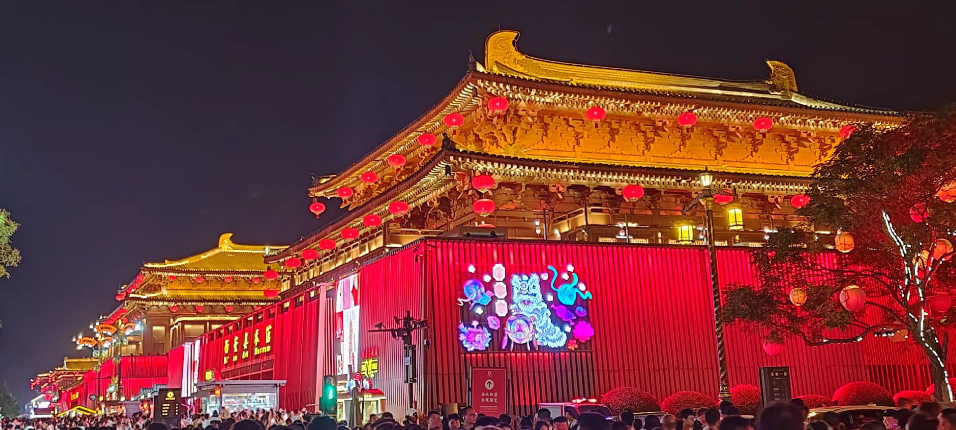 西安是國務院公布的首批國家歷史文化名城，有西周、秦、西漢、唐等在內的13個朝代在此建都，是世界四大古都之一，中國古都學會認定的中國建都朝代最多、帝都歷史最長的古都。曾經作為中國首都和政治、經濟、文化中心長達1100多年。旅游景點有秦始皇兵馬俑博物館、大雁塔、陜西歷史博物館、華清池景區、碑林博物館等