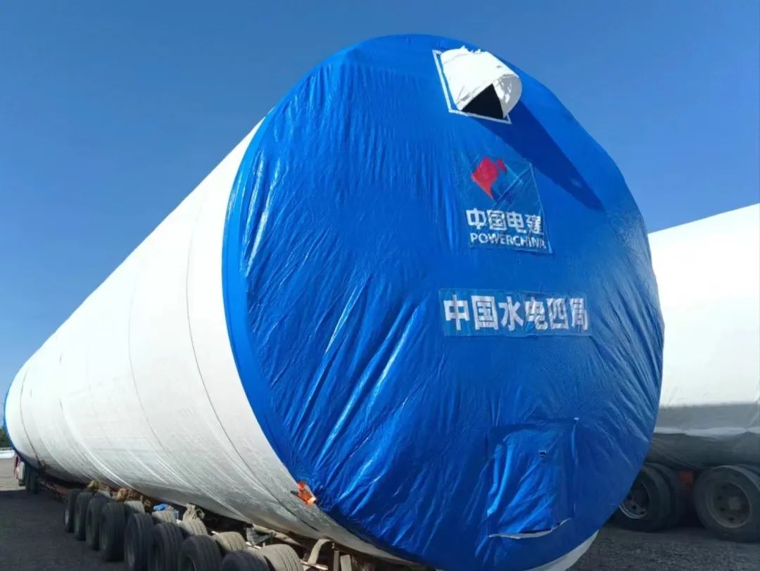 河鋼集團舞鋼生產的一批高端風電項目用鋼板如期發往客戶，將用于新彊吐魯番市重點能源項目——廣東能源托克遜縣100萬千瓦風電項目的風電塔筒制造。目前，舞鋼已累計向該項目供應高端風電項目用鋼板近2萬噸。 在供貨過程中，舞鋼強化項目跟蹤和技術營銷，針對該項目設計和建設所需，為用戶設計從生產到供貨以及后期服務的一攬子解決方案。在生產過程中，舞鋼根據客戶所需，不斷推動工藝和流程優化，先后攻克冶煉和軋制環節的多個難題，滿足了客戶對鋼板表面質量的特殊需求，并保證了按期高質量交付。 廣東能源托克遜縣100萬千瓦風電項目（一期50萬千瓦）位于新疆維吾爾自治區吐魯番市托克遜縣，屬于小草湖風區。風電場距離托克遜縣僅14公里，距烏魯木齊市約130公里。海拔集中在45至125米，場地開闊，地形較平坦，地勢東南部低、西北部高。本工程擬安裝50臺風力發電機組，機組塔高126.1米，總工程量約26000噸，是新疆首個直徑超過6米的單機容量達10兆瓦的非分片式風電塔筒。  此項目為新建工程，地處新疆傳統九大風區之一的吐魯番西部風區核心位置，擁有得天獨厚的自然資源，與吐魯番市、烏魯木齊兩大用電負荷中心接壤，具備天然的負荷消納優勢。項目投產后，年上網電量約23億千瓦時，可節約標準煤約70萬噸，每年可減少二氧化碳排放233萬噸，將具有良好的經濟效益和生態效益。  百萬千瓦級風電項目的開工建設，標志著吐魯番市在打造千萬千瓦級大型清潔能源基地的征程上又邁出了跨越式的一步，將有力推動吐魯番綠色新能源產業進入發展新時期，為建設全疆經濟高質量發展示范區提供新的、強有力的支撐。