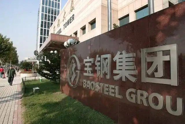 鋼鐵行業是全球工業體系中的重要支柱之一,其產品廣泛應用于基礎設施建設、機械制造、汽車工業等領域。隨著全球工業化進程的不斷深入,鋼鐵行業呈現出國際化競爭格局。在眾多鋼鐵制造企業中,有6家公司以其出色的經營業績和強大的市場地位脫穎而出,成為了世界鋼鐵制造業的領軍企業。  第一，是總部位于中國的寶鋼集團。寶鋼集團創立于1992年,作為中國最大的鋼鐵生產企業,其年產鋼鐵超過1億噸,在全球鋼鐵企業中居首位。寶鋼集團擁有先進的煉鋼技術和完善的產業鏈,產品涵蓋了碳鋼、合金鋼、不銹鋼等多個品類,廣泛應用于汽車、家電、建筑等領域。在國內市場上,寶鋼集團占據主導地位,同時也積極拓展海外市場,在全球范圍內享有較高的品牌知名度。   第二，是同樣總部設在中國的武鋼集團。武鋼集團成立于1958年,是中國最早的鋼鐵生產企業之一,擁有悠久的歷史和豐富的生產經驗。該集團主營碳鋼和合金鋼的生產,年產量超過5000萬噸,位居全球第二。武鋼集團不僅在國內市場占有重要地位,同時也積極開拓海外市場,產品遠銷歐洲、東南亞等地區。近年來,武鋼集團通過并購重組等方式不斷擴大產能,提升了其在全球鋼鐵行業的影響力。   第三，是總部位于印度的塔塔鋼鐵公司。塔塔鋼鐵公司成立于1907年,是全球歷史最悠久的鋼鐵制造企業之一。該公司年產鋼鐵超過1800萬噸,產品涵蓋了碳鋼、合金鋼、不銹鋼等種類,廣泛應用于汽車、基礎設施、機械制造等領域。憑借雄厚的技術實力和優秀的管理團隊,塔塔鋼鐵公司在全球鋼鐵市場上占據了重要地位,在發展中國家市場尤其具有優勢。   第四，是總部位于日本的新日鐵住金株式會社。新日鐵住金株式會社是日本最大的鋼鐵制造企業,年產鋼鐵約4500萬噸,位居全球第四。該公司擁有業內領先的技術水平,在煉鋼、軋鋼等工藝上均有很強的競爭力。同時,新日鐵住金還積極推動產品創新,開發出多種高性能鋼材,廣泛應用于汽車制造、電子電器等行業。憑借雄厚的技術實力和優質的產品,新日鐵住金在日本國內以及東亞地區市場占據主導地位。   第五,是總部位于韓國的POSCO。POSCO創立于1968年,是韓國最大的鋼鐵制造企業,年產鋼鐵約4000萬噸。POSCO在煉鋼技術、產品研發等方面均處于業內領先水平,旗下擁有多家海外子公司,業務覆蓋全球主要市場。近年來,POSCO不斷優化產品結構,提升高附加值鋼材的占比,在汽車制造、電子等領域具有較強的市場競爭力。憑借優秀的經營業績和穩健的財務狀況,POSCO在全球鋼鐵行業中占據重要地位。   第六,是總部位于美國的美國鋼鐵公司。美國鋼鐵公司創立于1901年,是美國最大的鋼鐵制造企業,年產鋼鐵約1600萬噸。該公司在碳鋼、不銹鋼等品類的生產上均具有較強的技術實力,產品廣泛應用于汽車制造、基礎設施建設等領域。近年來,美國鋼鐵公司通過資產重組和技術創新等措施,不斷提升自身競爭力,在北美市場保持領先地位。   舉報/反饋