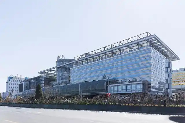 鋼鐵行業是全球工業體系中的重要支柱之一,其產品廣泛應用于基礎設施建設、機械制造、汽車工業等領域。隨著全球工業化進程的不斷深入,鋼鐵行業呈現出國際化競爭格局。在眾多鋼鐵制造企業中,有6家公司以其出色的經營業績和強大的市場地位脫穎而出,成為了世界鋼鐵制造業的領軍企業。  第一，是總部位于中國的寶鋼集團。寶鋼集團創立于1992年,作為中國最大的鋼鐵生產企業,其年產鋼鐵超過1億噸,在全球鋼鐵企業中居首位。寶鋼集團擁有先進的煉鋼技術和完善的產業鏈,產品涵蓋了碳鋼、合金鋼、不銹鋼等多個品類,廣泛應用于汽車、家電、建筑等領域。在國內市場上,寶鋼集團占據主導地位,同時也積極拓展海外市場,在全球范圍內享有較高的品牌知名度。   第二，是同樣總部設在中國的武鋼集團。武鋼集團成立于1958年,是中國最早的鋼鐵生產企業之一,擁有悠久的歷史和豐富的生產經驗。該集團主營碳鋼和合金鋼的生產,年產量超過5000萬噸,位居全球第二。武鋼集團不僅在國內市場占有重要地位,同時也積極開拓海外市場,產品遠銷歐洲、東南亞等地區。近年來,武鋼集團通過并購重組等方式不斷擴大產能,提升了其在全球鋼鐵行業的影響力。   第三，是總部位于印度的塔塔鋼鐵公司。塔塔鋼鐵公司成立于1907年,是全球歷史最悠久的鋼鐵制造企業之一。該公司年產鋼鐵超過1800萬噸,產品涵蓋了碳鋼、合金鋼、不銹鋼等種類,廣泛應用于汽車、基礎設施、機械制造等領域。憑借雄厚的技術實力和優秀的管理團隊,塔塔鋼鐵公司在全球鋼鐵市場上占據了重要地位,在發展中國家市場尤其具有優勢。   第四，是總部位于日本的新日鐵住金株式會社。新日鐵住金株式會社是日本最大的鋼鐵制造企業,年產鋼鐵約4500萬噸,位居全球第四。該公司擁有業內領先的技術水平,在煉鋼、軋鋼等工藝上均有很強的競爭力。同時,新日鐵住金還積極推動產品創新,開發出多種高性能鋼材,廣泛應用于汽車制造、電子電器等行業。憑借雄厚的技術實力和優質的產品,新日鐵住金在日本國內以及東亞地區市場占據主導地位。   第五,是總部位于韓國的POSCO。POSCO創立于1968年,是韓國最大的鋼鐵制造企業,年產鋼鐵約4000萬噸。POSCO在煉鋼技術、產品研發等方面均處于業內領先水平,旗下擁有多家海外子公司,業務覆蓋全球主要市場。近年來,POSCO不斷優化產品結構,提升高附加值鋼材的占比,在汽車制造、電子等領域具有較強的市場競爭力。憑借優秀的經營業績和穩健的財務狀況,POSCO在全球鋼鐵行業中占據重要地位。   第六,是總部位于美國的美國鋼鐵公司。美國鋼鐵公司創立于1901年,是美國最大的鋼鐵制造企業,年產鋼鐵約1600萬噸。該公司在碳鋼、不銹鋼等品類的生產上均具有較強的技術實力,產品廣泛應用于汽車制造、基礎設施建設等領域。近年來,美國鋼鐵公司通過資產重組和技術創新等措施,不斷提升自身競爭力,在北美市場保持領先地位。   舉報/反饋