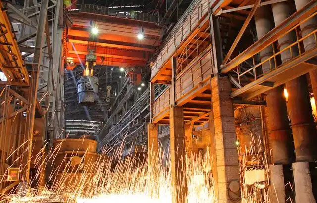 鋼鐵行業是全球工業體系中的重要支柱之一,其產品廣泛應用于基礎設施建設、機械制造、汽車工業等領域。隨著全球工業化進程的不斷深入,鋼鐵行業呈現出國際化競爭格局。在眾多鋼鐵制造企業中,有6家公司以其出色的經營業績和強大的市場地位脫穎而出,成為了世界鋼鐵制造業的領軍企業。  第一，是總部位于中國的寶鋼集團。寶鋼集團創立于1992年,作為中國最大的鋼鐵生產企業,其年產鋼鐵超過1億噸,在全球鋼鐵企業中居首位。寶鋼集團擁有先進的煉鋼技術和完善的產業鏈,產品涵蓋了碳鋼、合金鋼、不銹鋼等多個品類,廣泛應用于汽車、家電、建筑等領域。在國內市場上,寶鋼集團占據主導地位,同時也積極拓展海外市場,在全球范圍內享有較高的品牌知名度。   第二，是同樣總部設在中國的武鋼集團。武鋼集團成立于1958年,是中國最早的鋼鐵生產企業之一,擁有悠久的歷史和豐富的生產經驗。該集團主營碳鋼和合金鋼的生產,年產量超過5000萬噸,位居全球第二。武鋼集團不僅在國內市場占有重要地位,同時也積極開拓海外市場,產品遠銷歐洲、東南亞等地區。近年來,武鋼集團通過并購重組等方式不斷擴大產能,提升了其在全球鋼鐵行業的影響力。   第三，是總部位于印度的塔塔鋼鐵公司。塔塔鋼鐵公司成立于1907年,是全球歷史最悠久的鋼鐵制造企業之一。該公司年產鋼鐵超過1800萬噸,產品涵蓋了碳鋼、合金鋼、不銹鋼等種類,廣泛應用于汽車、基礎設施、機械制造等領域。憑借雄厚的技術實力和優秀的管理團隊,塔塔鋼鐵公司在全球鋼鐵市場上占據了重要地位,在發展中國家市場尤其具有優勢。   第四，是總部位于日本的新日鐵住金株式會社。新日鐵住金株式會社是日本最大的鋼鐵制造企業,年產鋼鐵約4500萬噸,位居全球第四。該公司擁有業內領先的技術水平,在煉鋼、軋鋼等工藝上均有很強的競爭力。同時,新日鐵住金還積極推動產品創新,開發出多種高性能鋼材,廣泛應用于汽車制造、電子電器等行業。憑借雄厚的技術實力和優質的產品,新日鐵住金在日本國內以及東亞地區市場占據主導地位。   第五,是總部位于韓國的POSCO。POSCO創立于1968年,是韓國最大的鋼鐵制造企業,年產鋼鐵約4000萬噸。POSCO在煉鋼技術、產品研發等方面均處于業內領先水平,旗下擁有多家海外子公司,業務覆蓋全球主要市場。近年來,POSCO不斷優化產品結構,提升高附加值鋼材的占比,在汽車制造、電子等領域具有較強的市場競爭力。憑借優秀的經營業績和穩健的財務狀況,POSCO在全球鋼鐵行業中占據重要地位。   第六,是總部位于美國的美國鋼鐵公司。美國鋼鐵公司創立于1901年,是美國最大的鋼鐵制造企業,年產鋼鐵約1600萬噸。該公司在碳鋼、不銹鋼等品類的生產上均具有較強的技術實力,產品廣泛應用于汽車制造、基礎設施建設等領域。近年來,美國鋼鐵公司通過資產重組和技術創新等措施,不斷提升自身競爭力,在北美市場保持領先地位。   舉報/反饋