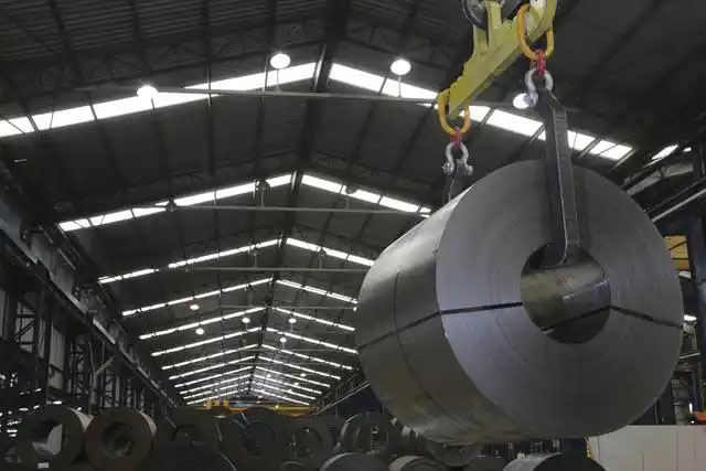鋼鐵行業是全球工業體系中的重要支柱之一,其產品廣泛應用于基礎設施建設、機械制造、汽車工業等領域。隨著全球工業化進程的不斷深入,鋼鐵行業呈現出國際化競爭格局。在眾多鋼鐵制造企業中,有6家公司以其出色的經營業績和強大的市場地位脫穎而出,成為了世界鋼鐵制造業的領軍企業。  第一，是總部位于中國的寶鋼集團。寶鋼集團創立于1992年,作為中國最大的鋼鐵生產企業,其年產鋼鐵超過1億噸,在全球鋼鐵企業中居首位。寶鋼集團擁有先進的煉鋼技術和完善的產業鏈,產品涵蓋了碳鋼、合金鋼、不銹鋼等多個品類,廣泛應用于汽車、家電、建筑等領域。在國內市場上,寶鋼集團占據主導地位,同時也積極拓展海外市場,在全球范圍內享有較高的品牌知名度。   第二，是同樣總部設在中國的武鋼集團。武鋼集團成立于1958年,是中國最早的鋼鐵生產企業之一,擁有悠久的歷史和豐富的生產經驗。該集團主營碳鋼和合金鋼的生產,年產量超過5000萬噸,位居全球第二。武鋼集團不僅在國內市場占有重要地位,同時也積極開拓海外市場,產品遠銷歐洲、東南亞等地區。近年來,武鋼集團通過并購重組等方式不斷擴大產能,提升了其在全球鋼鐵行業的影響力。   第三，是總部位于印度的塔塔鋼鐵公司。塔塔鋼鐵公司成立于1907年,是全球歷史最悠久的鋼鐵制造企業之一。該公司年產鋼鐵超過1800萬噸,產品涵蓋了碳鋼、合金鋼、不銹鋼等種類,廣泛應用于汽車、基礎設施、機械制造等領域。憑借雄厚的技術實力和優秀的管理團隊,塔塔鋼鐵公司在全球鋼鐵市場上占據了重要地位,在發展中國家市場尤其具有優勢。   第四，是總部位于日本的新日鐵住金株式會社。新日鐵住金株式會社是日本最大的鋼鐵制造企業,年產鋼鐵約4500萬噸,位居全球第四。該公司擁有業內領先的技術水平,在煉鋼、軋鋼等工藝上均有很強的競爭力。同時,新日鐵住金還積極推動產品創新,開發出多種高性能鋼材,廣泛應用于汽車制造、電子電器等行業。憑借雄厚的技術實力和優質的產品,新日鐵住金在日本國內以及東亞地區市場占據主導地位。   第五,是總部位于韓國的POSCO。POSCO創立于1968年,是韓國最大的鋼鐵制造企業,年產鋼鐵約4000萬噸。POSCO在煉鋼技術、產品研發等方面均處于業內領先水平,旗下擁有多家海外子公司,業務覆蓋全球主要市場。近年來,POSCO不斷優化產品結構,提升高附加值鋼材的占比,在汽車制造、電子等領域具有較強的市場競爭力。憑借優秀的經營業績和穩健的財務狀況,POSCO在全球鋼鐵行業中占據重要地位。   第六,是總部位于美國的美國鋼鐵公司。美國鋼鐵公司創立于1901年,是美國最大的鋼鐵制造企業,年產鋼鐵約1600萬噸。該公司在碳鋼、不銹鋼等品類的生產上均具有較強的技術實力,產品廣泛應用于汽車制造、基礎設施建設等領域。近年來,美國鋼鐵公司通過資產重組和技術創新等措施,不斷提升自身競爭力,在北美市場保持領先地位。   舉報/反饋