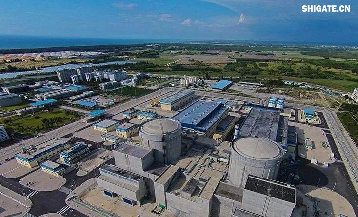 近日，新華社受權發布的《關于2024年國民經濟和社會發展計劃執行情況與2025年國民經濟和社會發展計劃草案的報告》顯示，我國第三代自主產權核電“國和一號”示范工程1號首堆建成投運?！皣鸵惶枴笔俏覈灾髟O計的全球最大功率非能動核電機組。河鋼集團舞鋼公司生產的高端核電用鋼用于該項目核電機組安全殼、補水相關設備支撐、高溫高壓管件等的制造。          舞鋼公司堅持特鋼思路不動搖，以技術營銷和科技創新為兩大引擎，瞄準國家重大項目和重點工程建設所需，圍繞高端鋼板研發做足文章，不斷引領市場發展潮流，彰顯舞鋼品牌價值。針對該項目對核電機組安全性等特殊設計要求，舞鋼公司核電鋼攻關團隊在與項目方、設計方深度進行技術交流的基礎上，通過創新冶煉工藝，精準設計鋼板成分，優化軋制工藝，全方位確保鋼板質量優良，得到了客戶的高度認可，順利通過用戶見證，確保了鋼板的按期交付。  舞鋼公司是中國首個研發生產核電鋼板的寬厚板企業，建立有完善的核電質保體系，并主持制定了核電站用碳素鋼和低合金鋼板國家標準，開發生產的核電站多種用途設備制造用系列鋼板大量用于核電站關鍵設備制造。  “國和一號”代表著當今世界三代核電技術的先進水平，是中國核電技術研發和產業創新的重要成果。