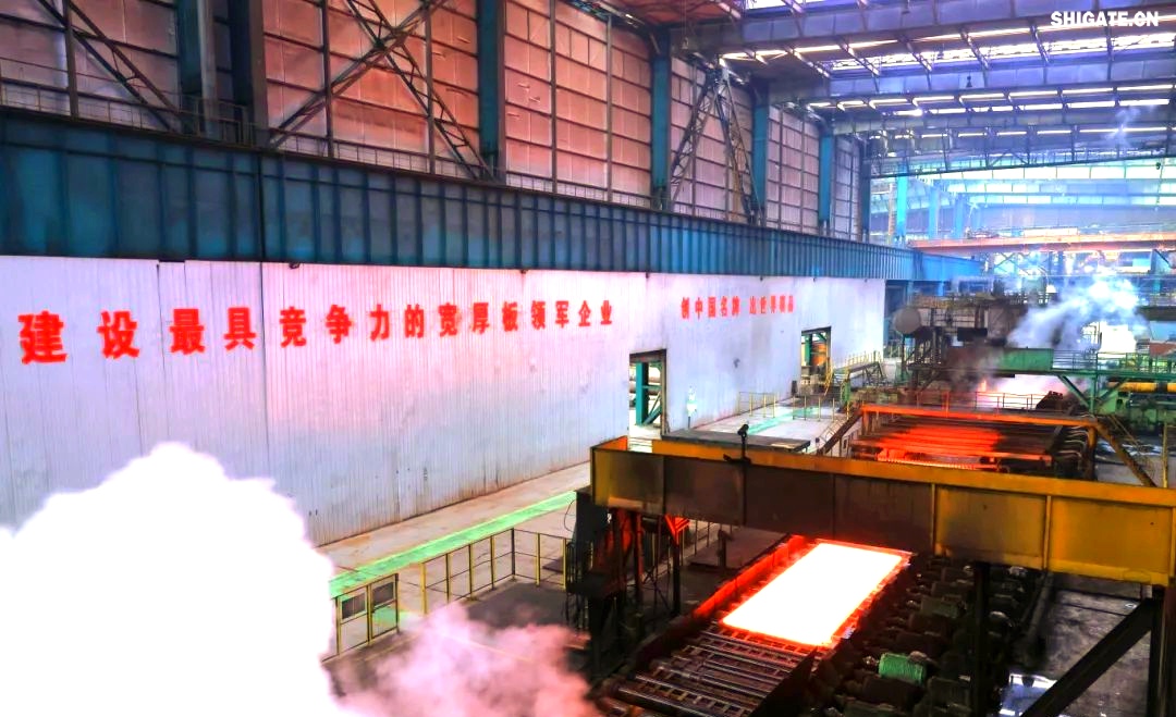 260余種寬厚板產品成功替代進口或按國外標準生產，多個品種填補國內空白并獨家供貨，更有40余種遠銷海外。舞鋼公司不僅主導制定了臨氫設備用鉻鉬合金鋼板等十余項國家標準，還榮獲國家科學技術進步獎一等獎2項、二等獎1項，省部級科技進步獎更是數不勝數。自創立以來，河鋼集團舞鋼公司便深耕寬厚板研發制造，打造出響亮的民族品牌，穩坐世界寬厚板領域的頭把交椅。 260余種寬厚板產品成功替代進口或按國外標準生產，多個品種填補國內空白并獨家供貨，更有40余種遠銷海外。舞鋼公司不僅主導制定了臨氫設備用鉻鉬合金鋼板等十余項國家標準，還榮獲國家科學技術進步獎一等獎2項、二等獎1項，省部級科技進步獎更是數不勝數。自創立以來，河鋼集團舞鋼公司便深耕寬厚板研發制造，打造出響亮的民族品牌，穩坐世界寬厚板領域的頭把交椅。 fdb85620c4ebcb4769ad69d0a0a3e58f.png圖為舞鋼生產現場一角。  品牌價值涵蓋了企業的多方面競爭力，包括產品實力、文化底蘊、資源調配能力、技術標準以及質量管理等。河鋼集團舞鋼公司深知這一點，其黨委書記、董事長于勇強調，要緊密貼近市場脈搏，不斷強化科技創新，以更好地維護和提升舞鋼的品牌價值，推動企業更上一層樓。  近日，《中國冶金報》的記者們走進舞鋼，深入探訪了該企業品牌塑造的背后故事。舞鋼以科技為核心，提供高端定制服務，不僅緊跟行業動態和客戶需求，還專注于客戶應用材料的替代研發，通過創新贏得先機。舞鋼人以攻堅克難的精神，突破關鍵技術難題，將關鍵核心技術牢牢掌握在自己手中，成功實現了從生產型企業到“制造+服務型企業”的轉型。  舞鋼黨委書記、董事長吝章國明確指出，舞鋼應定位高端市場，致力于開發獨特且優質的高端產品，同時緊貼市場和客戶需求，提供量身定制的服務。這一策略不僅塑造了產品品牌，更提升了品牌價值。舞鋼國內首發的SA737系列容器鋼板，以其大厚度、高技術難度，充分展現了企業在科技創新和高端定制方面的實力。 2024年10月，舞鋼在深入調研某重點客戶后，立志于替代進口，著手研發大厚度、高技術難度的碳錳釩SA737系列容器鋼板。為此，公司組建了由技術、營銷人員等組成的高端高效益產品攻關團隊，根據客戶需求定制了專屬供貨方案，贏得了客戶的信賴。  在生產過程中，舞鋼面臨鋼板厚度大、技術要求嚴苛等多重挑戰。但憑借強大的技術實力和創新能力，舞鋼團隊不僅成功實施了覆蓋關鍵工序的梯度試驗，還根據試驗數據進行了長達10余天的深入分析驗證，最終確定了與生產現場高度契合的最佳工藝方案。這一方案確保了SA737系列容器鋼板在拉伸性能、沖擊性能以及模擬焊后性能等方面均達到國內領先水平，有力地提升了舞鋼的品牌價值。  圖為舞鋼第二鋼軋廠的生產現場。 2024年12月20日，舞鋼科技部收到了來自某高端客戶的積極反饋：“舞鋼生產的碳錳釩SA737系列容器鋼板焊接性能非常穩定，簡直太好用了！連我們的工人都為你們點贊！”這標志著舞鋼首次成功批量生產出大厚度、高技術難度的碳錳釩SA737系列容器鋼板，實現了國內首發，為舞鋼打造新的差異化優勢、引領寬厚板行業的高質量發展注入了強大動力。同時，用戶對高端材料經濟性的追求也成為舞鋼研發工作的重要考量因素。截至2024年底，舞鋼高錳鋼已在國內首臺套高錳鋼船“GasChem Phoenix”上實現了安全運行2萬海里的壯舉。這不僅標志著舞鋼高錳鋼在國內率先實現了實船應用，更意味著新一代低成本、高性能的超低溫國產高錳鋼從基礎研究走向了工程應用，為高錳鋼的推廣和應用樹立了新的里程碑。  圖為舞鋼第二鋼軋廠。LNG（液化天然氣）新型低溫高錳鋼憑借其出色的低溫韌性、高延展性以及高強度，相較于傳統LNG船罐材料所采用的Ni系低溫鋼，展現出了顯著的經濟效益。高錳鋼的應用對LNG船舶制造企業而言，不僅有助于降低生產成本，更能提升其市場競爭力。為了實現科研成果與客戶需求的高效轉化，舞鋼積極展開了全方位、多輪次的科技創新活動。 2024年12月18日，舞鋼的生產線上，一批高端壓力容器鋼板在經過數小時精心熱處理后，順利完成了切割與取樣，隨后進入性能檢驗的關鍵環節?？萍疾康目蒲腥藛T全程緊密監控，確保每一個環節都達到高標準。這批鋼板是為客戶量身定制的，面臨極高的技術挑戰，因為它們屬于超鑄坯壓縮比的極限規格。客戶要求在模擬長時間焊接后，對鋼板厚度一半處進行零下30攝氏度的沖擊韌性測試。同時，由于鋼板壓縮比小、厚度大，采用常規工藝難以確保各項性能指標。  面對這些挑戰，舞鋼的高端高效益產品攻關團隊從坯料生產、軋制到熱處理各環節入手，經過不懈努力，終于找到了與性能指標相匹配的最佳工藝參數，從而優化了整體生產工藝。最終，該鋼板的各項性能參數不僅遠超客戶預期，更達到了世界領先水平。  舞鋼第二鋼軋廠，一個致力于高端壓力容器鋼板研發與生產的重要基地。在這里，科技與創新是永恒的主題。吝章國，作為舞鋼的科技領軍人物，深知科技成果轉化的重要性。他強調，只有將研發出的產品真正轉化為實際生產力，才能實現其真正的價值。因此，舞鋼始終將科技成果轉化作為工作的重中之重，不斷推動技術創新與產業升級的深度融合。 2024年，舞鋼繼續堅定地走特鋼路線，并成功研發了18個新產品。此外，舞鋼還積極與20余家高端客戶進行互訪，并成功開發了104個直供用戶，首單訂貨量累計高達9.5萬余噸。這些成績的取得，得益于舞鋼在市場把控方面的機制創新。在制造業轉型升級的大背景下，中厚板領域已成為鋼鐵行業增長最快的領域和效益源泉，這也導致國內中厚板市場的供需狀況發生了深刻變化。面對這一新形勢，舞鋼積極應對，通過機制創新來提升市場把控力，以實現更好的生存和發展。  舞鋼通過創新機制體制，進一步強化了銷售端資源傾斜，推動企業從單一生產向“制造+服務”模式轉型。他們深化市場、客戶和服務意識，不斷提高執行、適應和變革能力，專注于市場和客戶需求。經過一系列舉措，舞鋼對市場的把控能力得到了顯著提升。  在2024年9月6日的舞鋼高端水電鋼攻關團隊周例會上，該團隊負責人張曉克強調，擁有鋼需求的頭部客戶是市場開發的關鍵。他要求團隊成員主動走訪、對接和服務這些客戶。該團隊的積極攻關，使得舞鋼水電鋼合同承接量在2024年再創新高。  舞鋼始終以客戶需求為中心，通過多端對接和全面保障策略，不斷優化產線建設。他們實施了領導班子成員的“產線包?！敝贫龋瑥亩鄠€維度對兩條產線進行數據畫像，包括噸鋼邊際貢獻、低邊際合同占比等。這些措施促進了產線和營銷人員更加關注產線關鍵指標和創效能力，推動了企業管理重點從產量向產線的轉變。 53歲的高級技師任亞強，在面臨軋制生產難度極大、近乎顛覆其認知的8120鋼板時，他堅定地選擇了挑戰。他不僅將軋輥壓下量精細調整，更把各道次的間隙時間縮短到極致，最終成功生產出滿足客戶要求的產品。這一成功，不僅彰顯了舞鋼在技術上的實力，更體現了他們對于市場和客戶需求的深刻洞察。  在舞鋼的攻關團隊中，“技術咖”們成為銷售的堅強后盾。他們無條件支持銷售，對銷售人員提出的問題積極響應，確保當日事當日畢。正是這種高效協作的精神，使得舞鋼在2024年成功中標國內多個知名建設項目。  在全員端，舞鋼更是全力以赴保市場，緊跟市場和客戶變化，提高反應速度。他們突出柔性生產組織和靈活的訂單機制，實現生產組織與銷售的高度協同。同時，堅持加強質量、成本和交貨期管理，珍惜品牌信譽，成為舞鋼廣大干部職工的工作準則。  一次江蘇客戶的746噸高端容器鋼板供貨合同，雖然交貨期只有短短20天，但舞鋼各部門、各單位加強協同，全方位提升保供能力。最終，在客戶要求的交貨期內，舞鋼高質量、高標準完成了整單合同產品交付，贏得了客戶的贊譽。這一成功案例，更是舞鋼對市場把控能力和執行能力的有力證明。 針對市場和客戶對鋼板質量的高標準要求，舞鋼的技術團隊進行了深入細致的技術評審和質量預判。他們精心制定了科學合理的工藝方案，旨在從合同的技術交流、生效下發階段就開始精準識別生產難度，并提前進行干預，以確保產品設計開發的精準度，從而保障產品質量。具體而言，舞鋼采取了以下措施：首先是加強過程管控，提高一次性合格率和合同兌現率；其次是技術指導全程參與，技術人員堅持“一次做對”的原則，對每個產品都進行嚴格管理，以杜絕因標準化作業執行不力導致的質量波動；最后是不斷追求工藝改進的完美性。  此外，舞鋼還通過健全激勵機制來激發銷售人員的積極性。他們根據KPI完成情況對銷售人員進行評價，并根據銷售業績給予報酬，同時實施末位淘汰制度。此外，還設立了銷售網點賽馬獎勵機制、高售價高效益合同獎勵機制以及高端高效益產品技術攻關團隊創效獎勵機制。  目前，舞鋼已針對高端細分市場、個性化小眾市場和新產業新業態市場需求進行了布局。他們設立了15個營銷網點和32個高端高效產品攻關團隊，形成了全線聯動的銷售反應機制。2024年，舞鋼高端高效益產品的銷量同比提升了17%，高端熱處理產品的入庫量也同比增加7%。同時，頭部客戶的銷量占比提升了5%，高端產品的年銷量更是增長了18.9%。  舞鋼展廳一角，高端產品盡收眼底。 2025年，舞鋼將緊密圍繞河鋼集團的戰略規劃，持續專注于特鋼精品的研發與銷售，進一步強化“貼近市場、貼近客戶”的經營理念，積極推進技術營銷策略的實施，深耕下游關鍵行業市場，從而不斷鞏固和擴大舞鋼在寬厚板領域的領先優勢，持續提高舞鋼品牌的整體價值。圖為舞鋼生產現場一角。  品牌價值涵蓋了企業的多方面競爭力，包括產品實力、文化底蘊、資源調配能力、技術標準以及質量管理等。河鋼集團舞鋼公司深知這一點，其黨委書記、董事長于勇強調，要緊密貼近市場脈搏，不斷強化科技創新，以更好地維護和提升舞鋼的品牌價值，推動企業更上一層樓。  近日，《中國冶金報》的記者們走進舞鋼，深入探訪了該企業品牌塑造的背后故事。舞鋼以科技為核心，提供高端定制服務，不僅緊跟行業動態和客戶需求，還專注于客戶應用材料的替代研發，通過創新贏得先機。舞鋼人以攻堅克難的精神，突破關鍵技術難題，將關鍵核心技術牢牢掌握在自己手中，成功實現了從生產型企業到“制造+服務型企業”的轉型。  舞鋼黨委書記、董事長吝章國明確指出，舞鋼應定位高端市場，致力于開發獨特且優質的高端產品，同時緊貼市場和客戶需求，提供量身定制的服務。這一策略不僅塑造了產品品牌，更提升了品牌價值。舞鋼國內首發的SA737系列容器鋼板，以其大厚度、高技術難度，充分展現了企業在科技創新和高端定制方面的實力。 2024年10月，舞鋼在深入調研某重點客戶后，立志于替代進口，著手研發大厚度、高技術難度的碳錳釩SA737系列容器鋼板。為此，公司組建了由技術、營銷人員等組成的高端高效益產品攻關團隊，根據客戶需求定制了專屬供貨方案，贏得了客戶的信賴。  在生產過程中，舞鋼面臨鋼板厚度大、技術要求嚴苛等多重挑戰。但憑借強大的技術實力和創新能力，舞鋼團隊不僅成功實施了覆蓋關鍵工序的梯度試驗，還根據試驗數據進行了長達10余天的深入分析驗證，最終確定了與生產現場高度契合的最佳工藝方案。這一方案確保了SA737系列容器鋼板在拉伸性能、沖擊性能以及模擬焊后性能等方面均達到國內領先水平，有力地提升了舞鋼的品牌價值。 5d7280e5f0e670f44544f8cefe0f0d14.png圖為舞鋼第二鋼軋廠的生產現場。 2024年12月20日，舞鋼科技部收到了來自某高端客戶的積極反饋：“舞鋼生產的碳錳釩SA737系列容器鋼板焊接性能非常穩定，簡直太好用了！連我們的工人都為你們點贊！”這標志著舞鋼首次成功批量生產出大厚度、高技術難度的碳錳釩SA737系列容器鋼板，實現了國內首發，為舞鋼打造新的差異化優勢、引領寬厚板行業的高質量發展注入了強大動力。同時，用戶對高端材料經濟性的追求也成為舞鋼研發工作的重要考量因素。截至2024年底，舞鋼高錳鋼已在國內首臺套高錳鋼船“GasChem Phoenix”上實現了安全運行2萬海里的壯舉。這不僅標志著舞鋼高錳鋼在國內率先實現了實船應用，更意味著新一代低成本、高性能的超低溫國產高錳鋼從基礎研究走向了工程應用，為高錳鋼的推廣和應用樹立了新的里程碑。 46457aad56baacd125c4811c93a87642.png圖為舞鋼第二鋼軋廠。LNG（液化天然氣）新型低溫高錳鋼憑借其出色的低溫韌性、高延展性以及高強度，相較于傳統LNG船罐材料所采用的Ni系低溫鋼，展現出了顯著的經濟效益。高錳鋼的應用對LNG船舶制造企業而言，不僅有助于降低生產成本，更能提升其市場競爭力。為了實現科研成果與客戶需求的高效轉化，舞鋼積極展開了全方位、多輪次的科技創新活動。 2024年12月18日，舞鋼的生產線上，一批高端壓力容器鋼板在經過數小時精心熱處理后，順利完成了切割與取樣，隨后進入性能檢驗的關鍵環節?？萍疾康目蒲腥藛T全程緊密監控，確保每一個環節都達到高標準。這批鋼板是為客戶量身定制的，面臨極高的技術挑戰，因為它們屬于超鑄坯壓縮比的極限規格。客戶要求在模擬長時間焊接后，對鋼板厚度一半處進行零下30攝氏度的沖擊韌性測試。同時，由于鋼板壓縮比小、厚度大，采用常規工藝難以確保各項性能指標。  面對這些挑戰，舞鋼的高端高效益產品攻關團隊從坯料生產、軋制到熱處理各環節入手，經過不懈努力，終于找到了與性能指標相匹配的最佳工藝參數，從而優化了整體生產工藝。最終，該鋼板的各項性能參數不僅遠超客戶預期，更達到了世界領先水平。 03022d4b7265c93067bd0bb81ea61e91.png舞鋼第二鋼軋廠，一個致力于高端壓力容器鋼板研發與生產的重要基地。在這里，科技與創新是永恒的主題。吝章國，作為舞鋼的科技領軍人物，深知科技成果轉化的重要性。他強調，只有將研發出的產品真正轉化為實際生產力，才能實現其真正的價值。因此，舞鋼始終將科技成果轉化作為工作的重中之重，不斷推動技術創新與產業升級的深度融合。 2024年，舞鋼繼續堅定地走特鋼路線，并成功研發了18個新產品。此外，舞鋼還積極與20余家高端客戶進行互訪，并成功開發了104個直供用戶，首單訂貨量累計高達9.5萬余噸。這些成績的取得，得益于舞鋼在市場把控方面的機制創新。在制造業轉型升級的大背景下，中厚板領域已成為鋼鐵行業增長最快的領域和效益源泉，這也導致國內中厚板市場的供需狀況發生了深刻變化。面對這一新形勢，舞鋼積極應對，通過機制創新來提升市場把控力，以實現更好的生存和發展。 0a698836478e07383d7a298285345cad.png舞鋼通過創新機制體制，進一步強化了銷售端資源傾斜，推動企業從單一生產向“制造+服務”模式轉型。他們深化市場、客戶和服務意識，不斷提高執行、適應和變革能力，專注于市場和客戶需求。經過一系列舉措，舞鋼對市場的把控能力得到了顯著提升。  在2024年9月6日的舞鋼高端水電鋼攻關團隊周例會上，該團隊負責人張曉克強調，擁有鋼需求的頭部客戶是市場開發的關鍵。他要求團隊成員主動走訪、對接和服務這些客戶。該團隊的積極攻關，使得舞鋼水電鋼合同承接量在2024年再創新高。  舞鋼始終以客戶需求為中心，通過多端對接和全面保障策略，不斷優化產線建設。他們實施了領導班子成員的“產線包?！敝贫?，從多個維度對兩條產線進行數據畫像，包括噸鋼邊際貢獻、低邊際合同占比等。這些措施促進了產線和營銷人員更加關注產線關鍵指標和創效能力，推動了企業管理重點從產量向產線的轉變。 53歲的高級技師任亞強，在面臨軋制生產難度極大、近乎顛覆其認知的8120鋼板時，他堅定地選擇了挑戰。他不僅將軋輥壓下量精細調整，更把各道次的間隙時間縮短到極致，最終成功生產出滿足客戶要求的產品。這一成功，不僅彰顯了舞鋼在技術上的實力，更體現了他們對于市場和客戶需求的深刻洞察。  在舞鋼的攻關團隊中，“技術咖”們成為銷售的堅強后盾。他們無條件支持銷售，對銷售人員提出的問題積極響應，確保當日事當日畢。正是這種高效協作的精神，使得舞鋼在2024年成功中標國內多個知名建設項目。  在全員端，舞鋼更是全力以赴保市場，緊跟市場和客戶變化，提高反應速度。他們突出柔性生產組織和靈活的訂單機制，實現生產組織與銷售的高度協同。同時，堅持加強質量、成本和交貨期管理，珍惜品牌信譽，成為舞鋼廣大干部職工的工作準則。  一次江蘇客戶的746噸高端容器鋼板供貨合同，雖然交貨期只有短短20天，但舞鋼各部門、各單位加強協同，全方位提升保供能力。最終，在客戶要求的交貨期內，舞鋼高質量、高標準完成了整單合同產品交付，贏得了客戶的贊譽。這一成功案例，更是舞鋼對市場把控能力和執行能力的有力證明。 針對市場和客戶對鋼板質量的高標準要求，舞鋼的技術團隊進行了深入細致的技術評審和質量預判。他們精心制定了科學合理的工藝方案，旨在從合同的技術交流、生效下發階段就開始精準識別生產難度，并提前進行干預，以確保產品設計開發的精準度，從而保障產品質量。具體而言，舞鋼采取了以下措施：首先是加強過程管控，提高一次性合格率和合同兌現率；其次是技術指導全程參與，技術人員堅持“一次做對”的原則，對每個產品都進行嚴格管理，以杜絕因標準化作業執行不力導致的質量波動；最后是不斷追求工藝改進的完美性。  此外，舞鋼還通過健全激勵機制來激發銷售人員的積極性。他們根據KPI完成情況對銷售人員進行評價，并根據銷售業績給予報酬，同時實施末位淘汰制度。此外，還設立了銷售網點賽馬獎勵機制、高售價高效益合同獎勵機制以及高端高效益產品技術攻關團隊創效獎勵機制。  目前，舞鋼已針對高端細分市場、個性化小眾市場和新產業新業態市場需求進行了布局。他們設立了15個營銷網點和32個高端高效產品攻關團隊，形成了全線聯動的銷售反應機制。2024年，舞鋼高端高效益產品的銷量同比提升了17%，高端熱處理產品的入庫量也同比增加7%。同時，頭部客戶的銷量占比提升了5%，高端產品的年銷量更是增長了18.9%。 14f58a2a32dec17139ea4d08778c063f.png舞鋼展廳一角，高端產品盡收眼底。 2025年，舞鋼將緊密圍繞河鋼集團的戰略規劃，持續專注于特鋼精品的研發與銷售，進一步強化“貼近市場、貼近客戶”的經營理念，積極推進技術營銷策略的實施，深耕下游關鍵行業市場，從而不斷鞏固和擴大舞鋼在寬厚板領域的領先優勢，持續提高舞鋼品牌的整體價值。