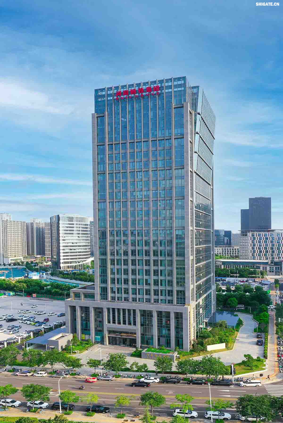 111.jpg 河南鋼鐵集團鄭州總部    河南鋼鐵集團有限公司（以下簡稱河南鋼鐵集團）2023年3月1日注冊成立，注冊資本為人民幣200億元，旗下有安鋼股份公司、周口鋼鐵公司（周鋼）、洛陽銅加工集團、舞陽礦業公司等子企業。薄學斌同志任董事長。河南鋼鐵集團是省委、省政府為推動全省鋼鐵產業轉型提質、結構調整和布局優化，而作出的重大決策。河南鋼鐵集團的核心企業安鋼始建于1958年，是新中國第一批重點建設的鋼鐵企業，為河南經濟社會發展作出了不可磨滅的歷史性貢獻。2023年12月，洛陽銅加工集團有限責任公司加入集團大家庭，開啟了全省鋼鐵、有色產業融合發展新征程；2024年7月，集團進入省管重要骨干企業序列，肩負起帶動全省鋼鐵產業轉型提質、結構調整、布局優化和推進全省鋼鋁銅鎂融合發展的重要使命。  新的歷史時期，河南鋼鐵集團深入學習貫徹習近平總書記關于建設現代化產業體系的重要論述，主動扛起引領帶動全省鋼鐵產業和有色產業高質量發展的責任擔當，明確了今后一個時期“1356”發展格局，構畫了未來發展的大方向、大路子。按照“穩住基本盤、邁向中高端、搶占新賽道”的發展路徑和“一年打基礎、三年上臺階、五年創一流”階段目標，堅持高端化、智能化、綠色化，向特鋼轉型，向先進合金材料轉型，著力打造效益一流、產品一流、技術一流、品牌一流、環境一流、管理一流，營業收入、資產規模均達千億級，具有國際影響力、國內一流競爭力、區域最強帶動力的現代化冶金產業集團。