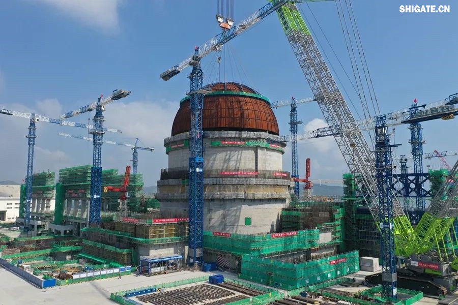 近日，“華龍一號”批量化建設項目——漳州核電項目2號機組熱態性能試驗順利完成。河鋼集團舞鋼公司生產的高端核電鋼板批量應用在漳州核電項目1~4號機組的穩壓器、蒸汽發生器、人員閘門、設備閘門、硼注箱等核島級關鍵設備制造。  舞鋼公司堅定特鋼思路，依托自身深厚的技術積淀，不斷開發更多滿足市場需求的高端核電鋼。針對漳州核電項目用鋼特點，舞鋼公司組建專項技術團隊，進一步完善核電鋼板質量保證體系，優化冶煉、軋制與熱處理工藝，確保了生產出的高端核電用鋼板性能穩定，滿足了客戶需求，成功實現批量應用，為“華龍一號”核電項目建設提供了重要的材料保障，助力我國核電產業發展。     b5c22239-6b29-4959-9963-b9c789c943c8.jpg     漳州核電項目是我國自主三代核電技術“華龍一號”批量化建設的始發地，也是全球最大的“華龍一號”核電基地，規劃建設6臺“華龍一號”核電機組，總裝機容量720萬千瓦，全部投產后年發電量超600億千瓦時。  從秦山核電站到漳州核電項目，從常規島到核島，舞鋼公司生產的核電鋼板深度參與了我國眾多核電項目建設。隨著“華龍一號”批量化建設的快速推進，舞鋼公司將繼續以“科技創新和技術營銷”為兩大引擎，助推“雙碳”目標實現，促進全球清潔能源發展貢獻“中國方案”。