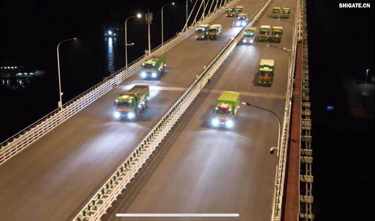 6月16日22時，世界最大跨度斜拉橋——常泰長江大橋燈火通明，車聲轟鳴，一場通車前的“極限挑戰”正緊張進行。30輛總重達1200噸的四軸加載車，分批列隊駛上橋面預先劃定的?？奎c，并由提前布置在橋梁各關鍵部位的869個傳感器開展實時監測，采集測試數據。由此，大橋跨江公鐵合建段主橋橋梁荷載試驗全面啟動。    AA1GQ79M.jpg    這次荷載試驗覆蓋范圍具體包括1座主跨1208米斜拉橋、2座主跨388米鋼桁拱專用航道橋、1座非通航道孔橋以及南北兩座引橋，共設計119個靜載工況和111個動載工況。其中，最大對稱靜力加載工況將動用110輛四軸加載車，總重達4400噸。試驗將持續一周，分五個階段進行。試驗首日在錄安洲非通航孔橋和常州側公鐵合建段引橋實施。  常泰長江大橋是連通常州與泰興的跨江通道，是長江上首座集高速公路、城際鐵路和普通公路三種功能于一體的雙層復合型橋梁，計劃于今年年內基本建成。它的上層為雙向六車道高速公路，下層為雙線城際鐵路和普通公路。如此復雜的結構，如何確保它在未來百年服役中安全可靠？答案就藏在荷載試驗中。    AA1GQduQ.jpg    荷載試驗堪稱橋梁通車前的“綜合大考”，是確保橋梁安全運營的“體檢報告”。江蘇省交通工程建設局常泰長江大橋建設指揮部現場常務副指揮長夏鵬飛介紹，“荷載試驗是檢測橋梁結構安全和承載能力的重要手段，通過科學的加載測試和數據采集分析，驗證實際成橋狀態與理論設計的鍥合度，確保常泰長江大橋運營安全?！笨紤]到大橋主體采用鋼結構和鋼-混凝土組合結構，為最大限度減少晝夜溫差對測試數據的影響，所有試驗均安排在夜間實施。  通過一系列科學嚴謹的荷載測試，這座世界級多功能大橋的實際性能將得到充分檢驗，為常泰長江大橋后續安全通車運營提供至關重要的數據支撐。
