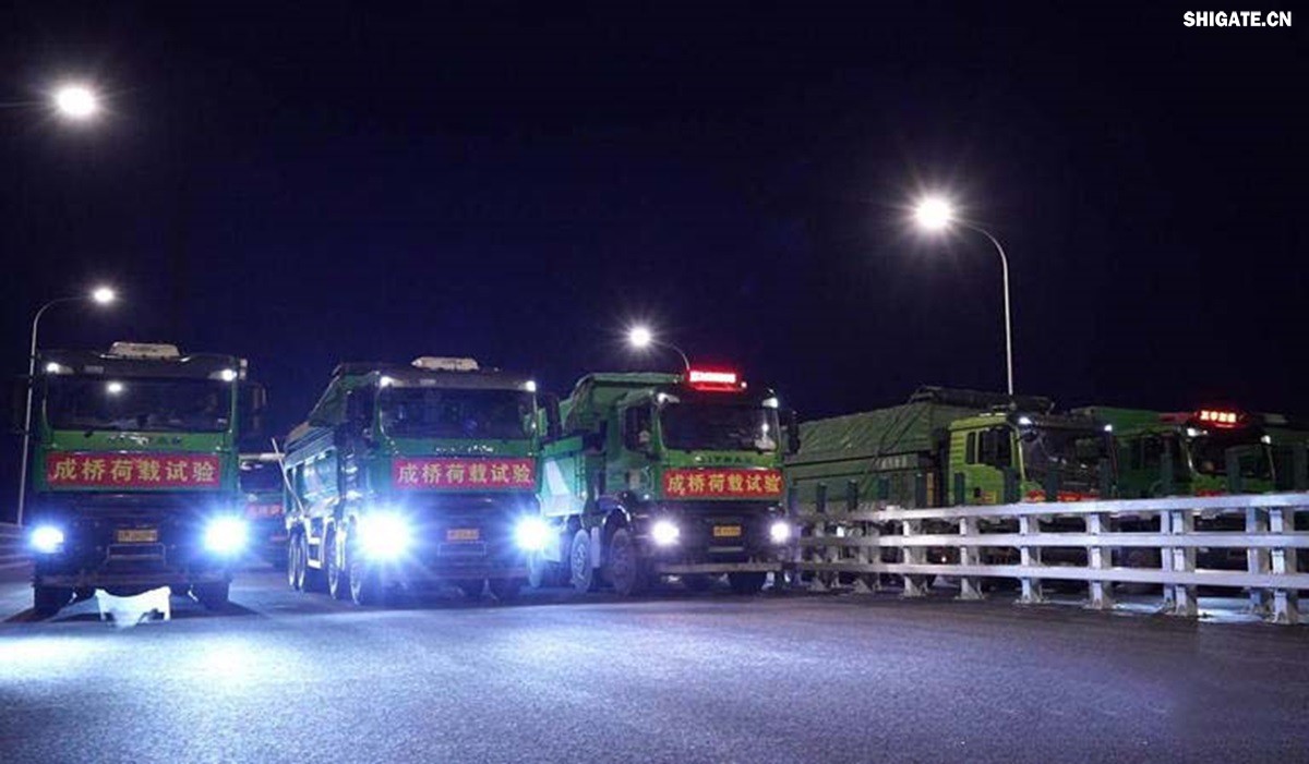 6月16日22時，世界最大跨度斜拉橋——常泰長江大橋燈火通明，車聲轟鳴，一場通車前的“極限挑戰”正緊張進行。30輛總重達1200噸的四軸加載車，分批列隊駛上橋面預先劃定的?？奎c，并由提前布置在橋梁各關鍵部位的869個傳感器開展實時監測，采集測試數據。由此，大橋跨江公鐵合建段主橋橋梁荷載試驗全面啟動。    AA1GQ79M.jpg    這次荷載試驗覆蓋范圍具體包括1座主跨1208米斜拉橋、2座主跨388米鋼桁拱專用航道橋、1座非通航道孔橋以及南北兩座引橋，共設計119個靜載工況和111個動載工況。其中，最大對稱靜力加載工況將動用110輛四軸加載車，總重達4400噸。試驗將持續一周，分五個階段進行。試驗首日在錄安洲非通航孔橋和常州側公鐵合建段引橋實施。  常泰長江大橋是連通常州與泰興的跨江通道，是長江上首座集高速公路、城際鐵路和普通公路三種功能于一體的雙層復合型橋梁，計劃于今年年內基本建成。它的上層為雙向六車道高速公路，下層為雙線城際鐵路和普通公路。如此復雜的結構，如何確保它在未來百年服役中安全可靠？答案就藏在荷載試驗中。    AA1GQduQ.jpg    荷載試驗堪稱橋梁通車前的“綜合大考”，是確保橋梁安全運營的“體檢報告”。江蘇省交通工程建設局常泰長江大橋建設指揮部現場常務副指揮長夏鵬飛介紹，“荷載試驗是檢測橋梁結構安全和承載能力的重要手段，通過科學的加載測試和數據采集分析，驗證實際成橋狀態與理論設計的鍥合度，確保常泰長江大橋運營安全?！笨紤]到大橋主體采用鋼結構和鋼-混凝土組合結構，為最大限度減少晝夜溫差對測試數據的影響，所有試驗均安排在夜間實施。  通過一系列科學嚴謹的荷載測試，這座世界級多功能大橋的實際性能將得到充分檢驗，為常泰長江大橋后續安全通車運營提供至關重要的數據支撐。
